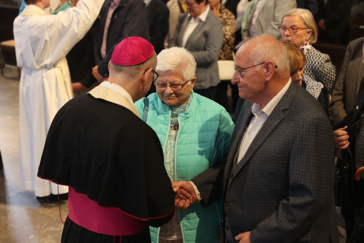 Seelsorgerinnen und Seelsorger spendeten nach dem Gottesdienst den Jubelpaaren individuell den Segen. 