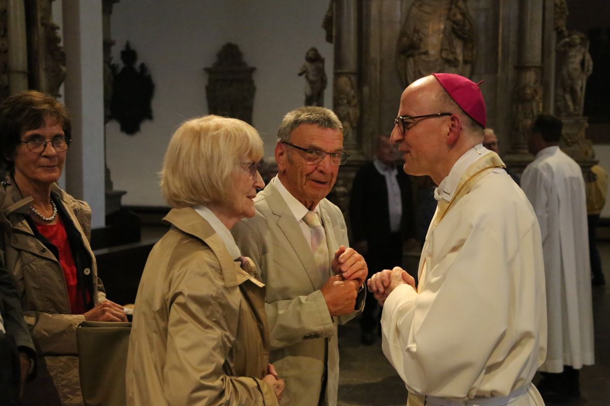 Bischof Dr. Franz Jung hat am Donnerstagnachmittag, 4. Juli, mit etwa 320 Paaren im Kiliansdom ihr goldenes oder diamantenes Ehejubiläum gefeiert.