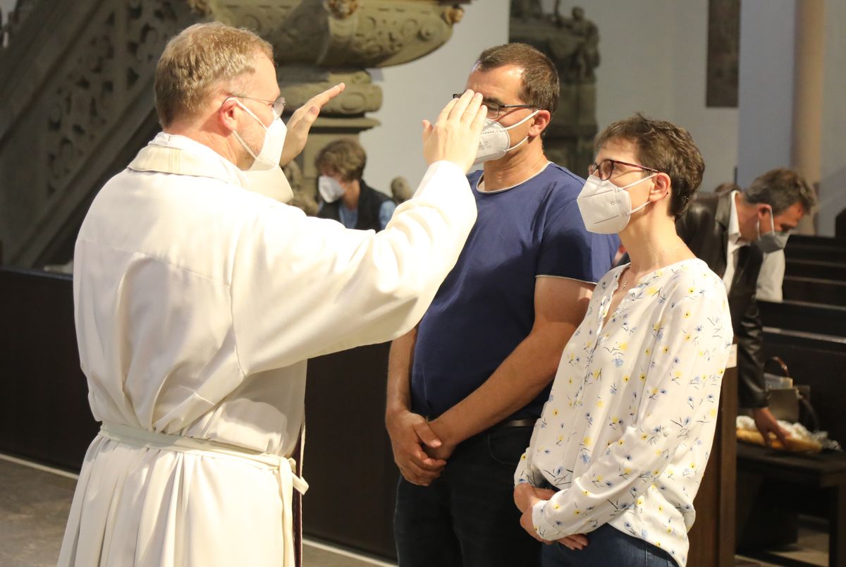 2621/0613 Gottesdienst für Ehejubilare Generalvikar Dr. Vorndran am Freitag, 25. Juni 2021_27652 Generalvikar Dr. Jürgen Vorndran feierte am Freitagabend, 25. Juni, einen Dankgottesdienst mit Ehepaaren, die seit 25 Jahren verheiratet sind. Anschließend spendeten der Generalvikar sowie weitere Priester und Diakone den Jubilaren mit Abstand den Segen.