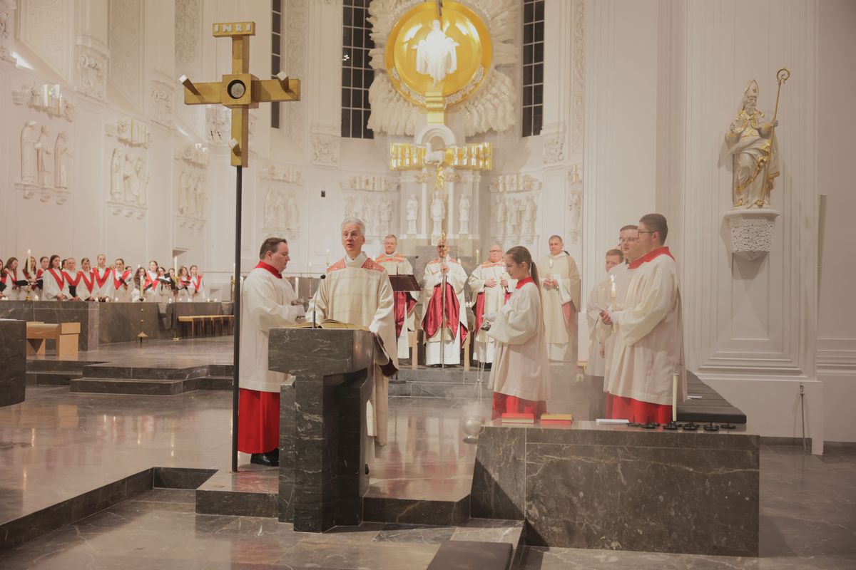 Bischof Dr. Franz Jung feierte am Samstag, 19. April, im Würzburger Kiliansdom die Osternacht. 