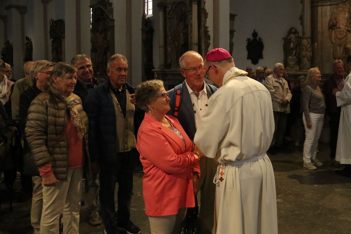 Bischof Dr. Franz Jung hat am Donnerstagnachmittag, 4. Juli, mit etwa 320 Paaren im Kiliansdom ihr goldenes oder diamantenes Ehejubiläum gefeiert.