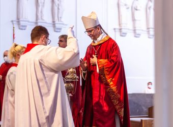 Bischof Dr. Franz Jung hat am Hochfest der Frankenapostel, Donnerstag, 8. Juli, mit haupt- und ehrenamtlichen Mitarbeiterinnen und Mitarbeitern der Caritas ein Pontifikalamt im Würzburger Kiliansdom gefeiert.