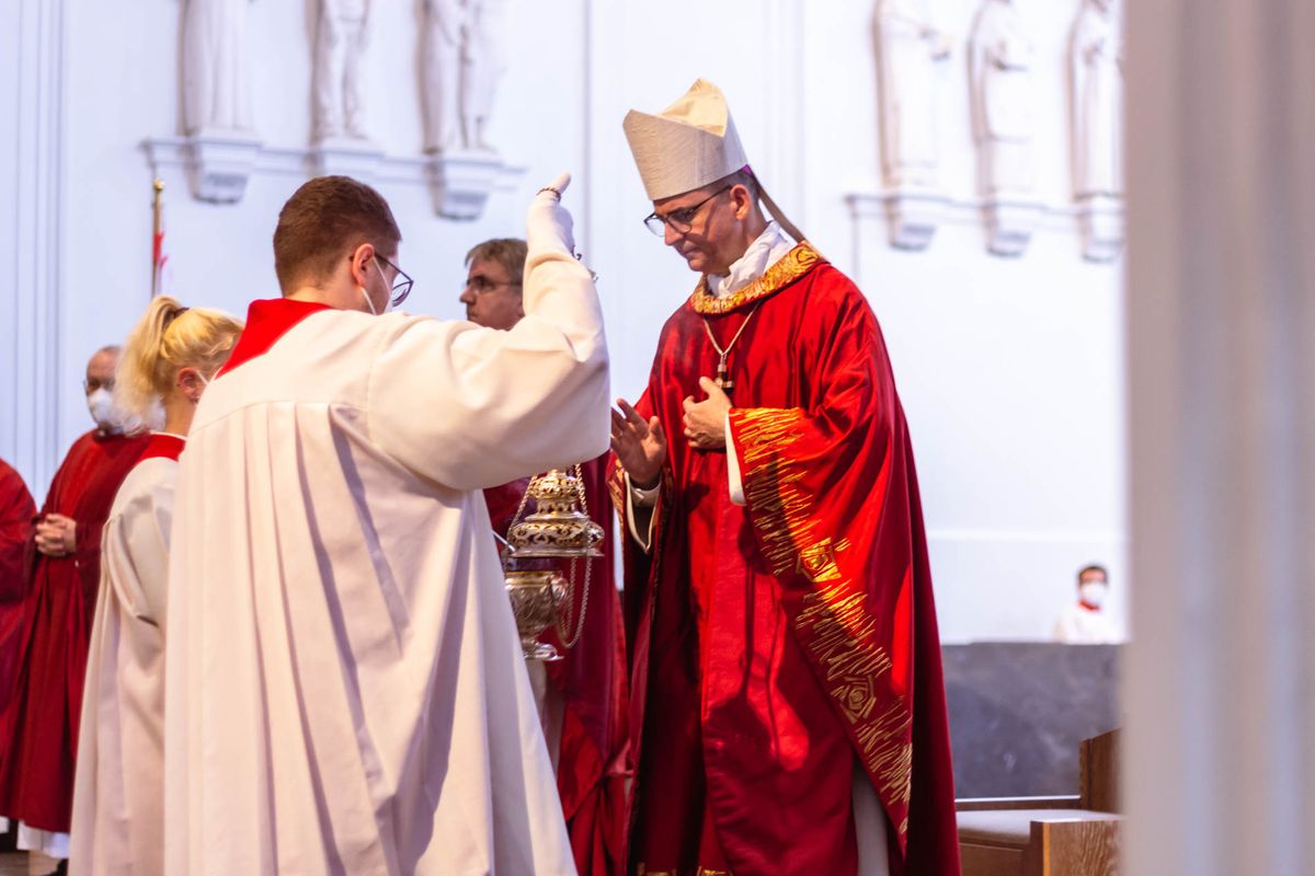 Bischof Dr. Franz Jung hat am Hochfest der Frankenapostel, Donnerstag, 8. Juli, mit haupt- und ehrenamtlichen Mitarbeiterinnen und Mitarbeitern der Caritas ein Pontifikalamt im Würzburger Kiliansdom gefeiert.