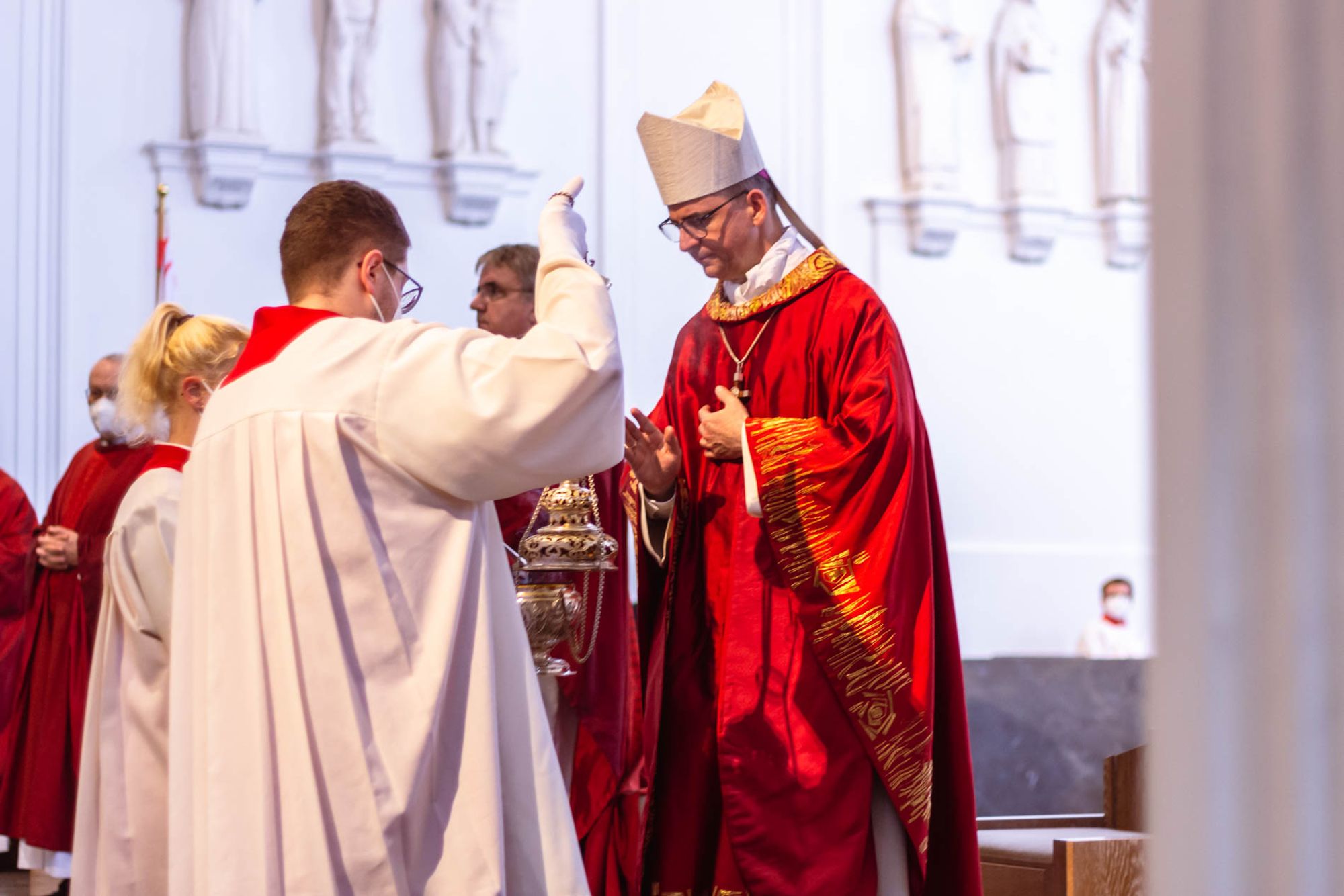Bischof Dr. Franz Jung hat am Hochfest der Frankenapostel, Donnerstag, 8. Juli, mit haupt- und ehrenamtlichen Mitarbeiterinnen und Mitarbeitern der Caritas ein Pontifikalamt im Würzburger Kiliansdom gefeiert.