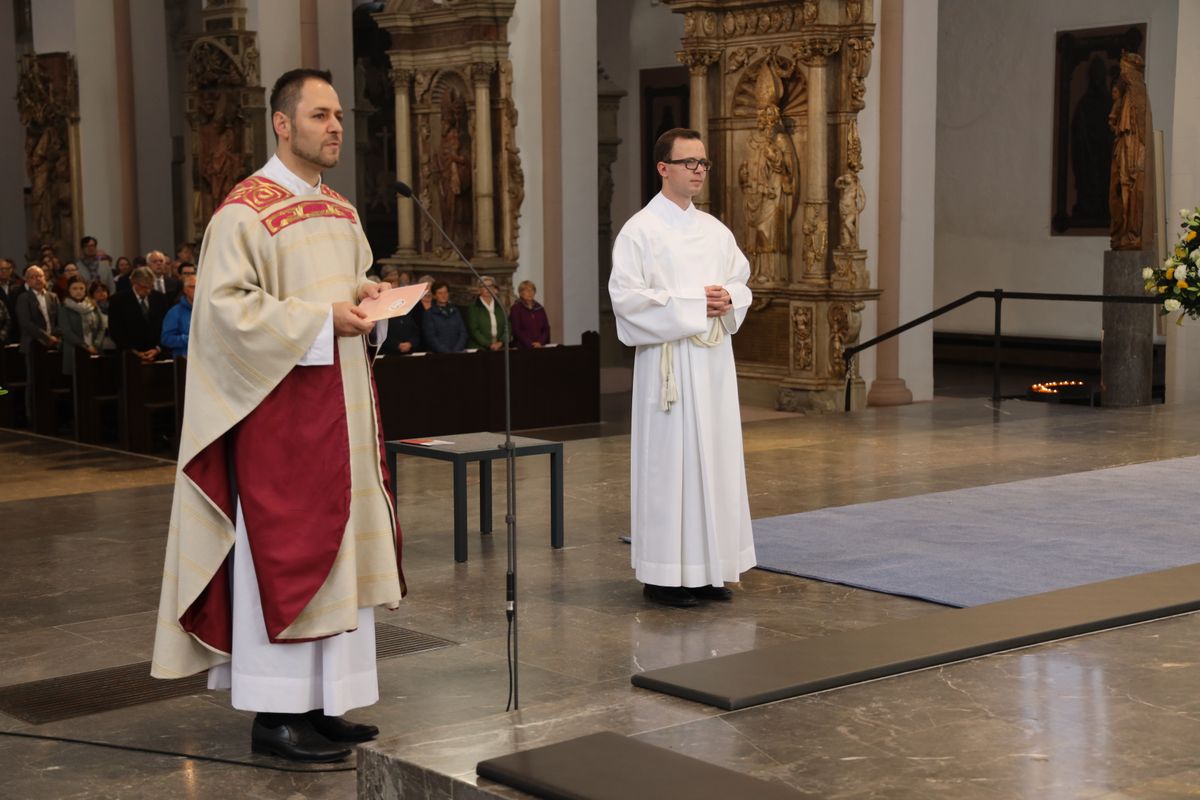 Bei einem feierlichen Gottesdienst im Würzburger Kiliansdom weihte Bischof Dr. Franz Jung Bertram Ziegler zum Diakon. Zahlreiche Verwandte, Freunde und Wegbegleiter des Priesterseminaristen nahmen an der Feier teil.