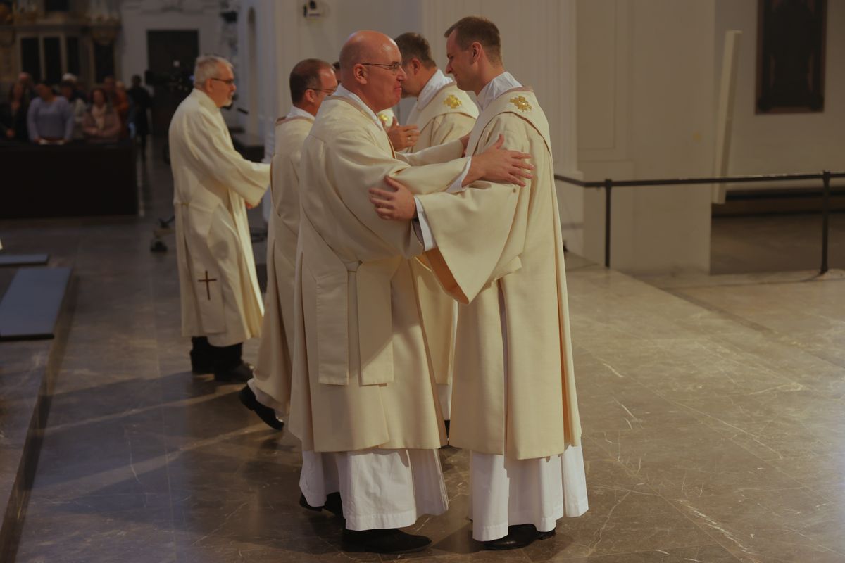 Bei einem Pontifikalgottesdienst am Samstag, 27. September, weihte Weihbischof Paul Reder drei Männer im Würzburger Kiliansdom zu Diakonen.