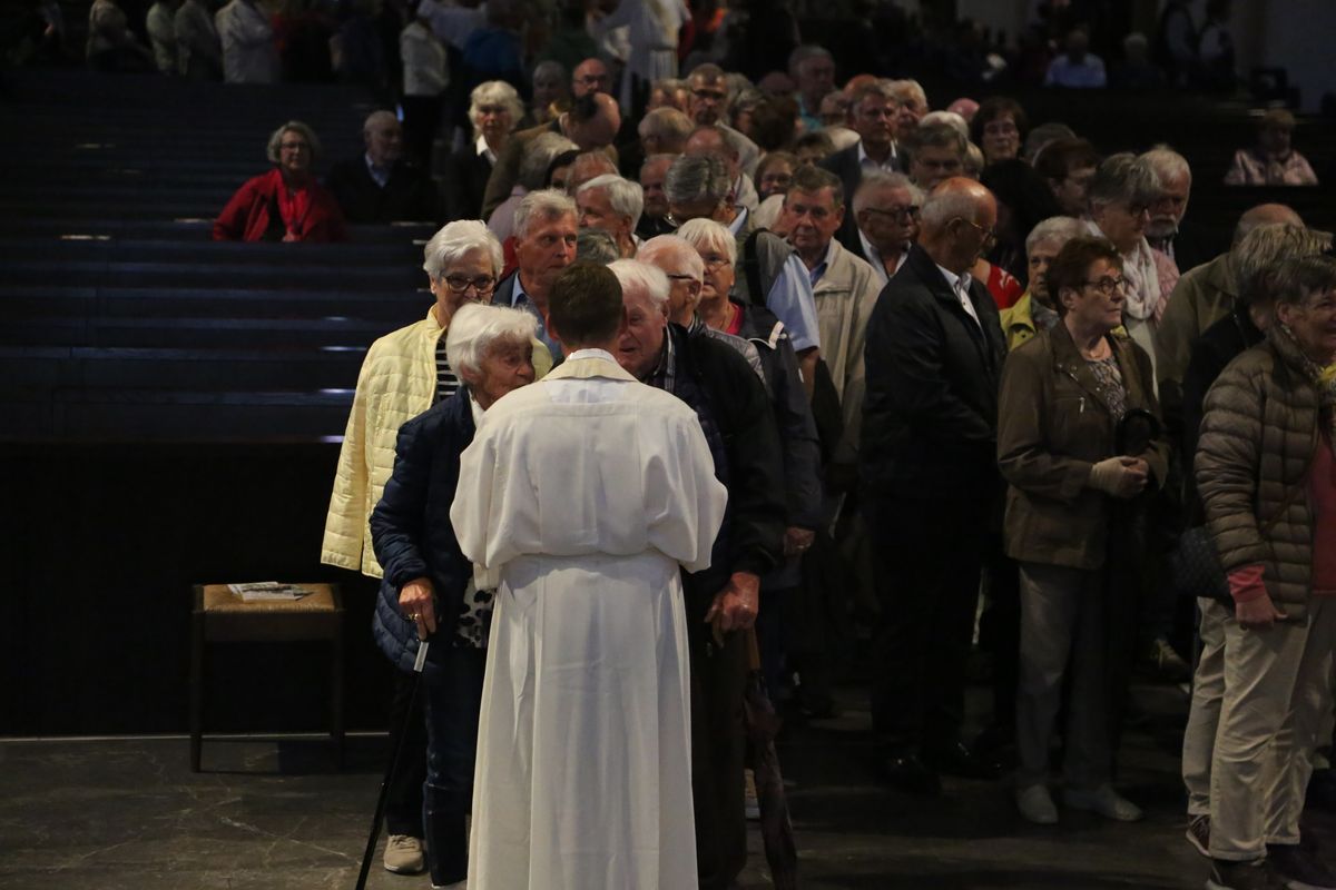 Bischof Dr. Franz Jung hat am Donnerstagnachmittag, 4. Juli, mit etwa 320 Paaren im Kiliansdom ihr goldenes oder diamantenes Ehejubiläum gefeiert.