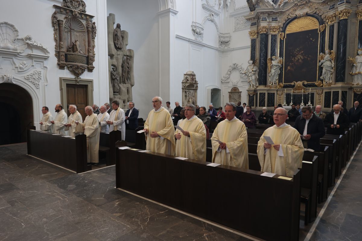 Bischof Dr. Franz Jung hat am Mittwochabend, 16. April, bei der Chrisammesse im Würzburger Kiliansdom die Heiligen Öle für das ganze Bistum geweiht.  Bischof Dr. Franz Jung hat am Mittwochabend, 16. April, bei der Chrisammesse im Würzburger Kiliansdom die Heiligen Öle für das ganze Bistum geweiht.