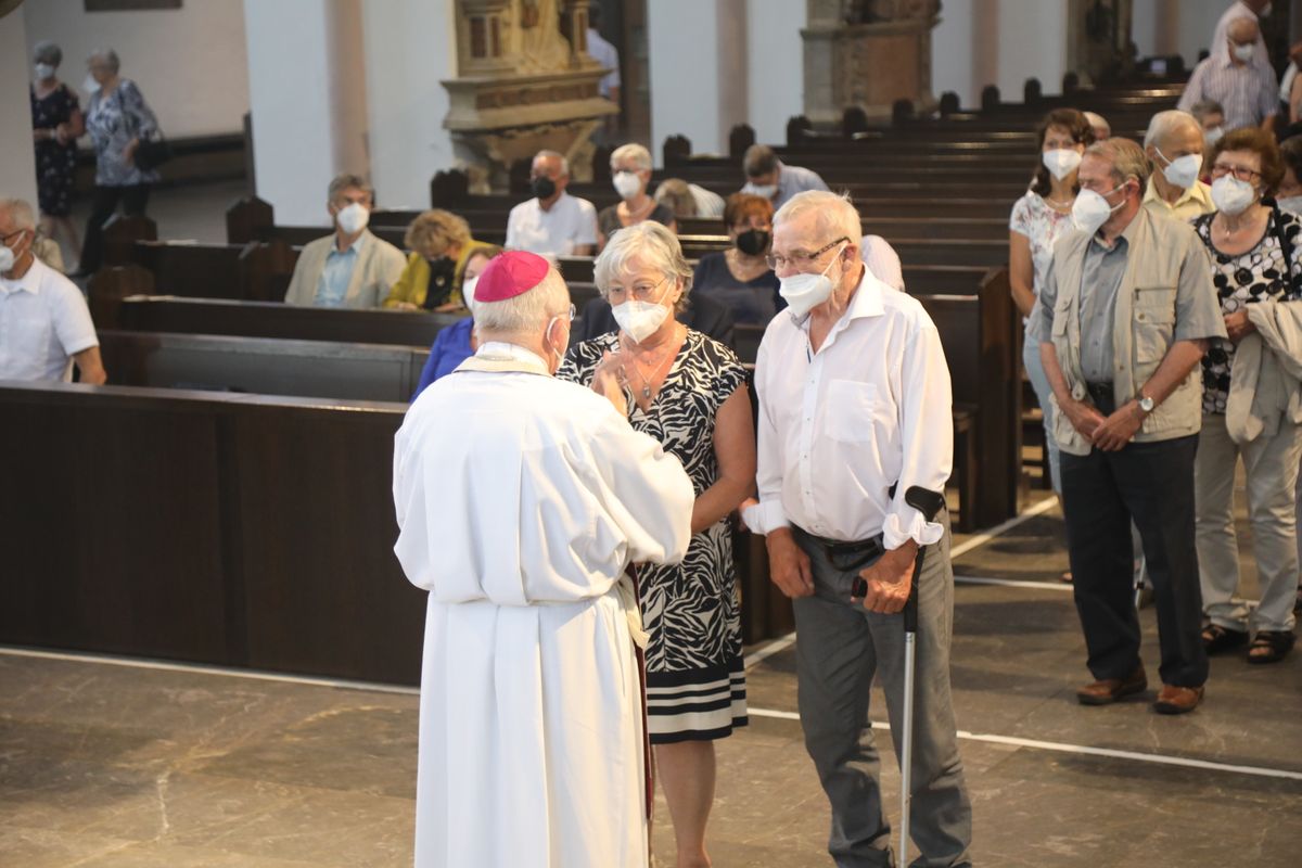 2621/0622 - Ehejubilare Gold mit Weihbischof Ulrich Boom_27882 Weihbischof Ulrich Boom feierte am Montagnachmittag, 26. Juni, einen Gottesdienst für Ehepaare, die 2020 oder 2021 ihr goldenes, diamantenes oder eisernes Ehejubiläum hatten. Im Anschluss konnten sich die Paare segnen lassen.