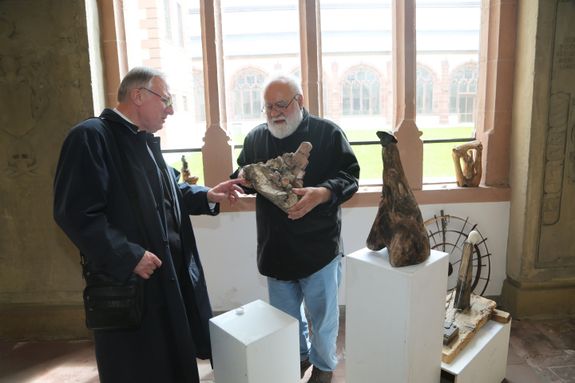 Im Jahr 2017 organisierte das Katholische Senioren-Forum unter anderem die Ausstellung "Kunst im Alter" im Kreuzgang des Kiliansdoms. Das Bild zeigt Pfarrer Franz Schmitt (links) i Gespräch mit dem Künstler Roberto Cipollone.