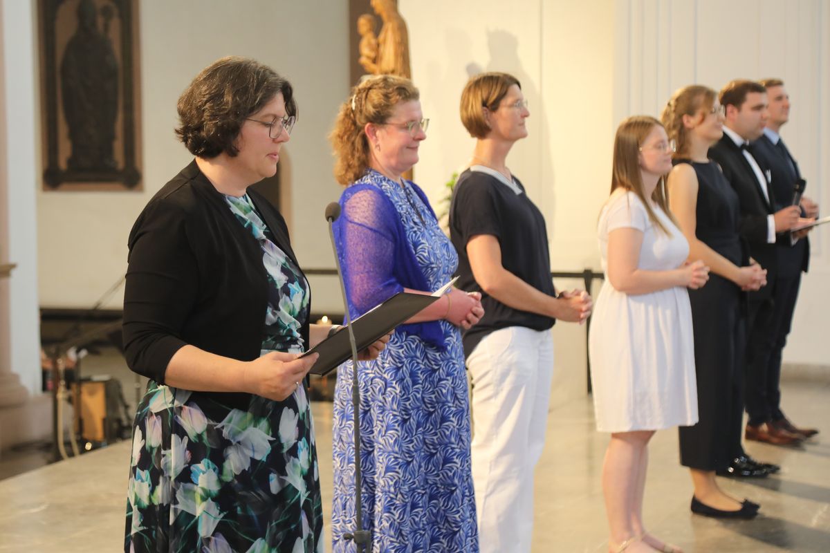 Fünf Frauen und zwei Männer hat Bischof Dr. Franz Jung bei einem Pontifikalgottesdienst am Freitag, 18. Juli 2025, als Pastoral- beziehungsweise Gemeindereferentinnen und -referenten beauftragt.