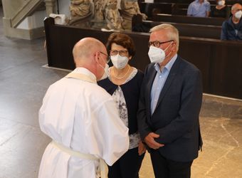 Bischof em. Dr. Friedhelm Hofmann feierte am Freitagnachmittag, 25. Juni, einen Dankgottesdienst mit Ehepaaren, die seit 50, 60 oder 65 Jahren verheiratet sind. Anschließend spendeten der Bischof sowie weitere Priester und Diakone den Jubilaren mit Abstand den Segen.