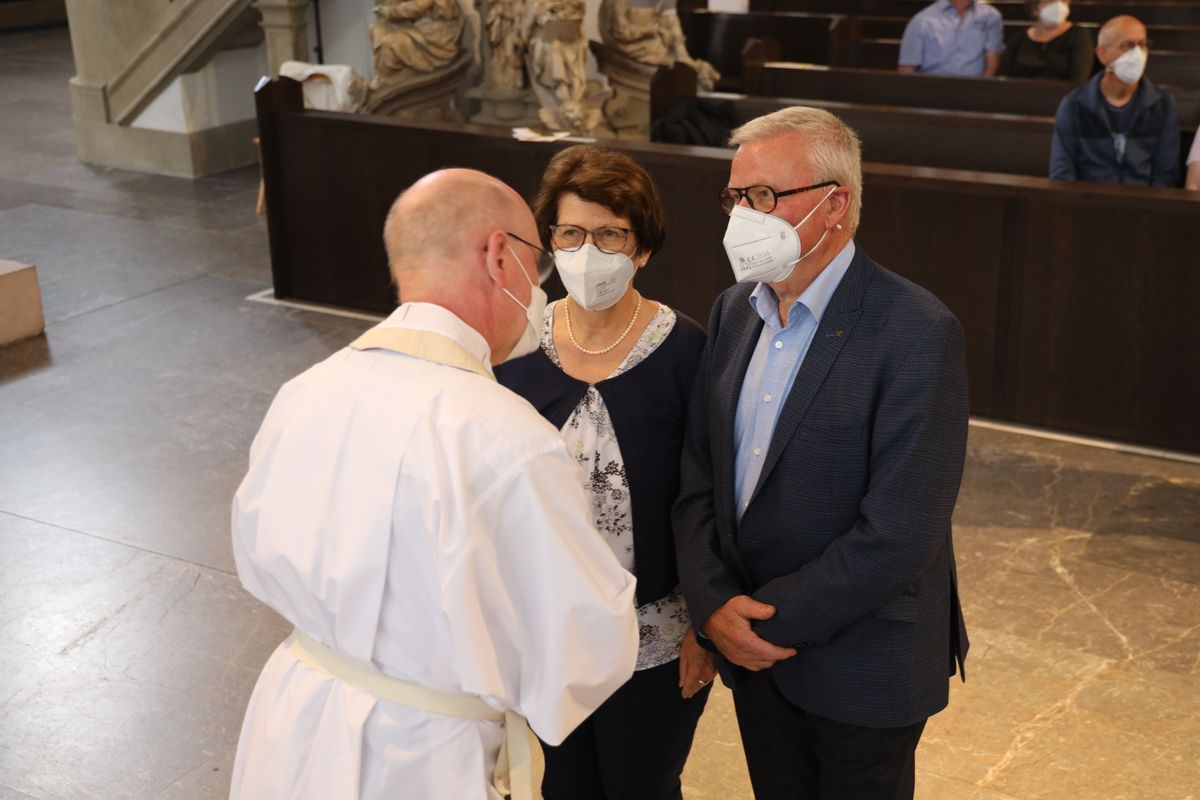 Bischof em. Dr. Friedhelm Hofmann feierte am Freitagnachmittag, 25. Juni, einen Dankgottesdienst mit Ehepaaren, die seit 50, 60 oder 65 Jahren verheiratet sind. Anschließend spendeten der Bischof sowie weitere Priester und Diakone den Jubilaren mit Abstand den Segen.