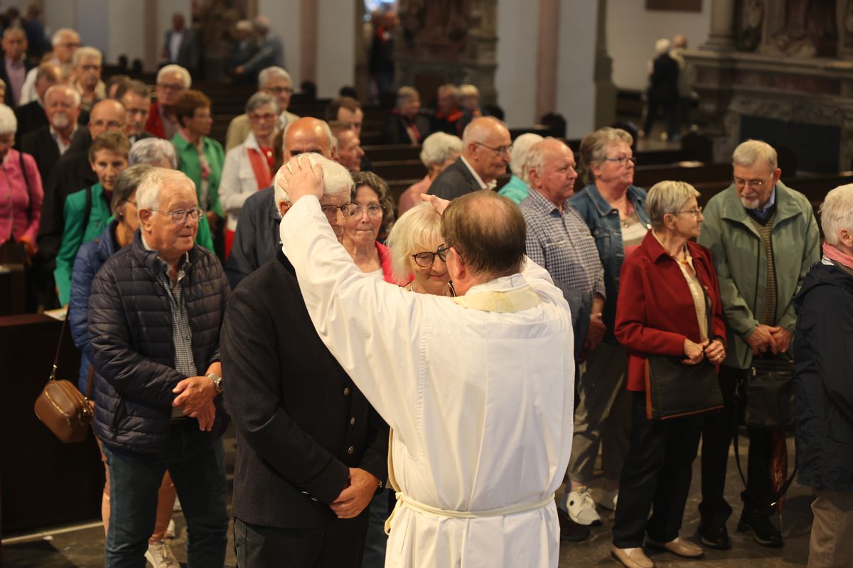 Seelsorgerinnen und Seelsorger spendeten nach dem Gottesdienst den Jubelpaaren individuell den Segen. 