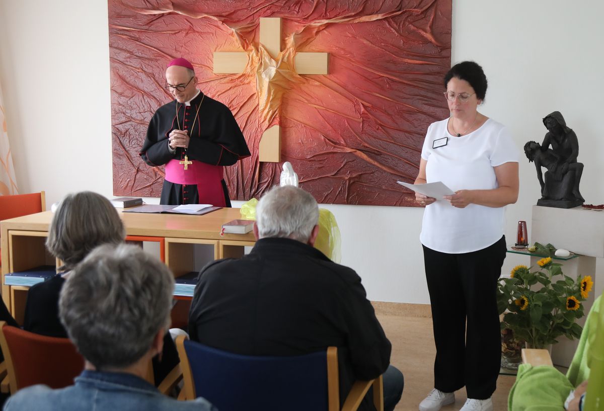 2925/0739 Kiliani Bischof besucht Palliativstation Schweinfurt_59991