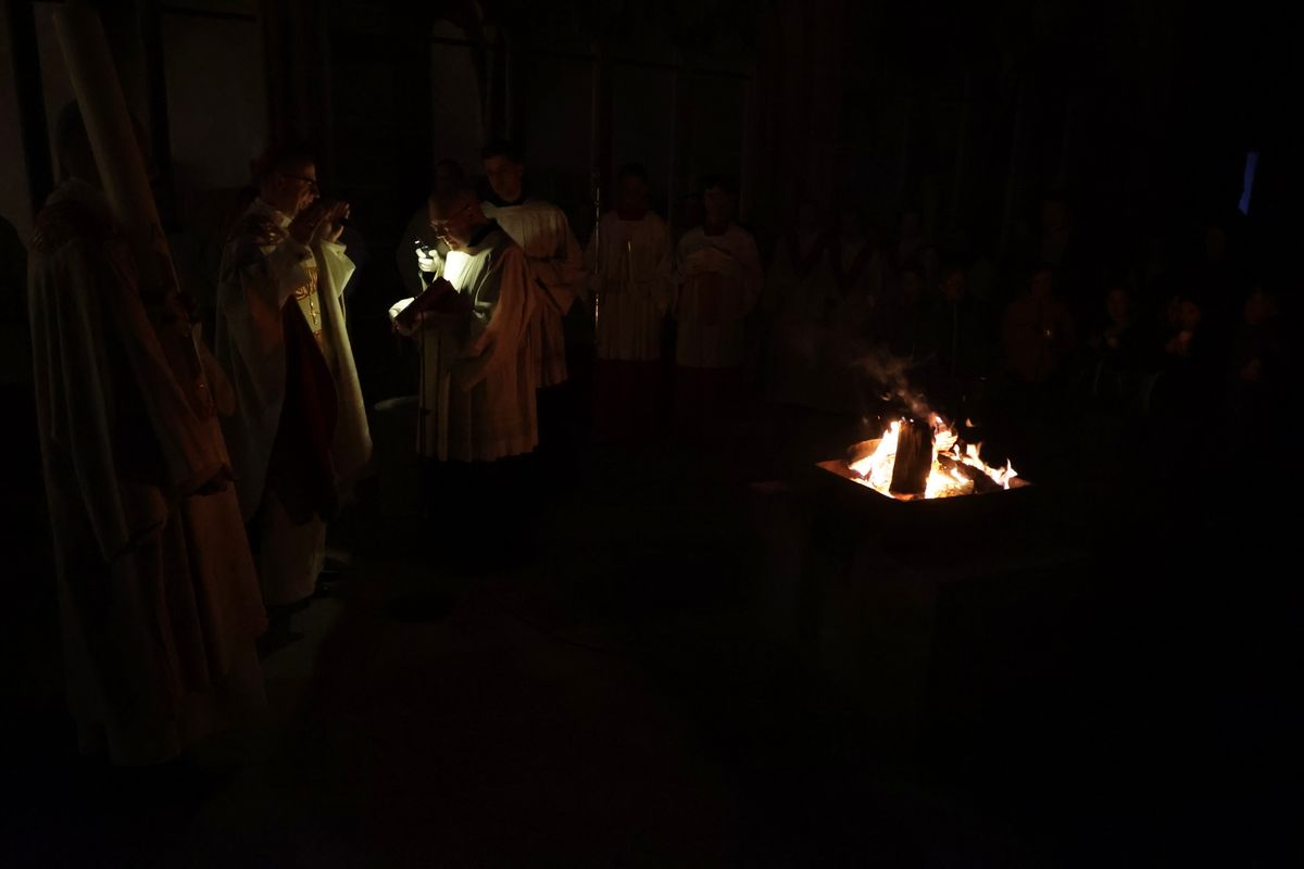 Die Osternacht begann am Feuer im Domkreuzgang.