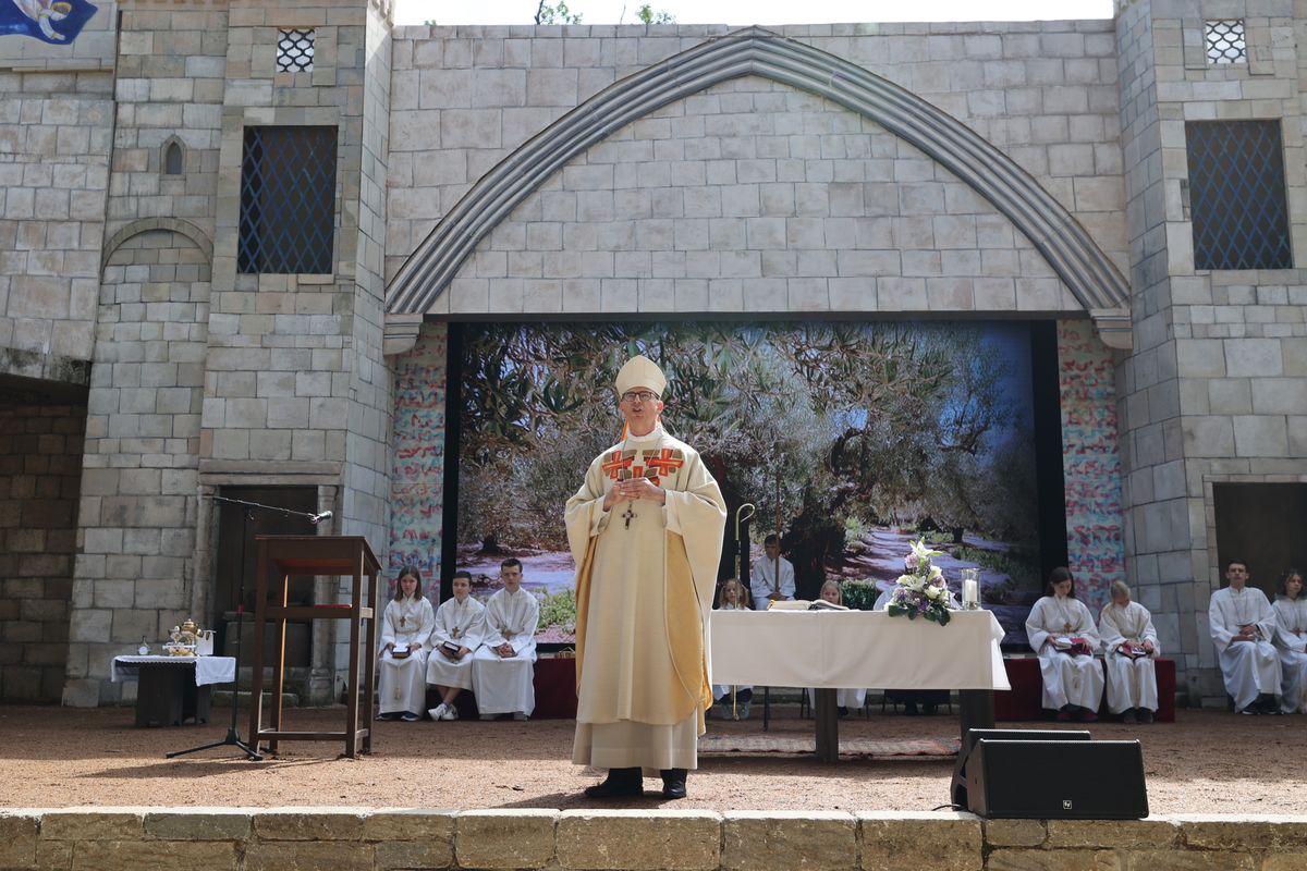 Mit einem Gottesdienst auf der Freilichtbühne hat Bischof Dr. Franz Jung die Sömmersdorfer Passionsspiele 2024 eröffnet.  Mit einem Gottesdienst auf der Freilichtbühne hat Bischof Dr. Franz Jung die Sömmersdorfer Passionsspiele 2024 eröffnet.