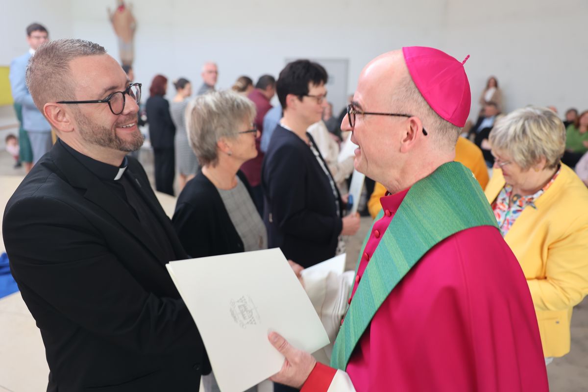 Bei einem Gottesdienst in der Jugendkirche Würzburg hat Bischof Dr. Franz Jung am Freitag, 25. Oktober, insgesamt 47 Personen für die Schulpastoral beauftragt.