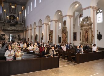 Im Anschluss an den Ehejubilarsgottesdienst mit Weihbischof Ulrich Boom am Freitagvormittag, 2. Juli, konnten sich die Paare von ihm und weiteren Priestern und Diakonen segnen lassen.