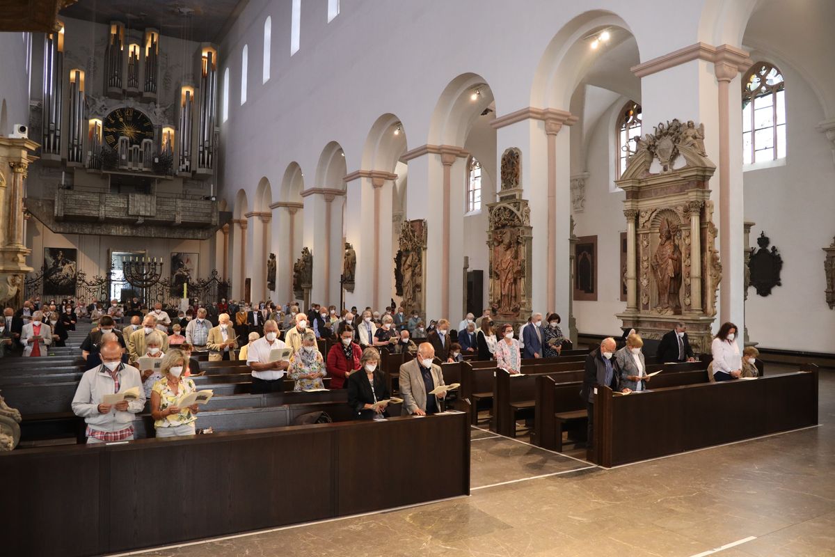 2721/0646 Ehejubilare Freitag, 2- Juli vormittags WB Boom_28426 Im Anschluss an den Ehejubilarsgottesdienst mit Weihbischof Ulrich Boom am Freitagvormittag, 2. Juli, konnten sich die Paare von ihm und weiteren Priestern und Diakonen segnen lassen.