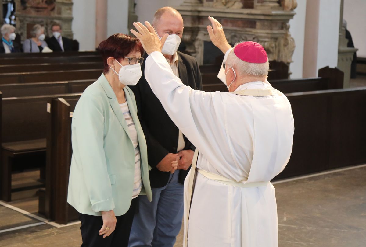 	 Weihbischof Ulrich Boom feierte am Mittwochnachmittag, 30. Juni, einen Gottesdienst für Ehepaare, die 2020 oder 2021 ihr goldenes, diamantenes oder eisernes Ehejubiläum hatten. Im Anschluss konnten sich die Paare segnen lassen.