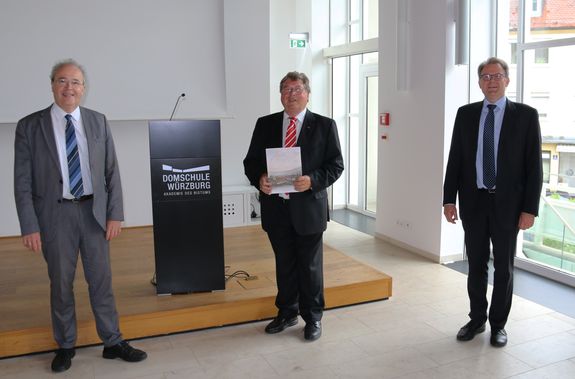 Dr. Adolf Bauer (Mitte), langjähriger Zweiter Vorsitzender des Trägervereins der Domschule Würzburg, wurde zum Ehrenmitglied ernannt. Dazu gratulierten ihm der Vereinsvorsitzende Professor Dr. Ulrich Konrad (links) und Dr. Rainer Dvorak, Direktor der A Dr. Adolf Bauer (Mitte), langjähriger Zweiter Vorsitzender des Trägervereins der Domschule Würzburg, wurde zum Ehrenmitglied ernannt. Dazu gratulierten ihm der Vereinsvorsitzende Professor Dr. Ulrich Konrad (links) und Dr. Rainer Dvorak, Direktor der Akademie Domschule Würzburg.