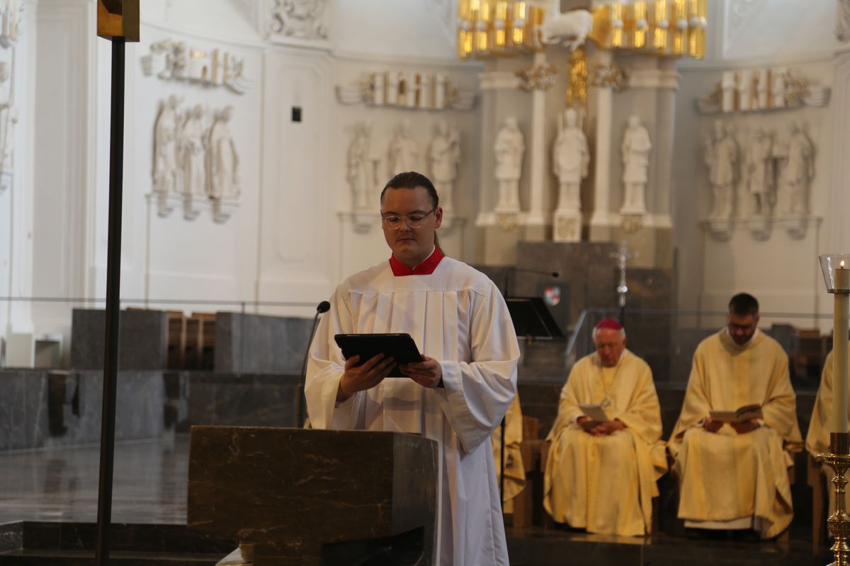 Rund 250 Ehejubilare haben am Freitagnachmittag, 4. Juli, im Kiliansdom in einem Pontifikalgottesdienst mit Weihbischof em. Ulrich Boom ihr Eheversprechen erneuert. 