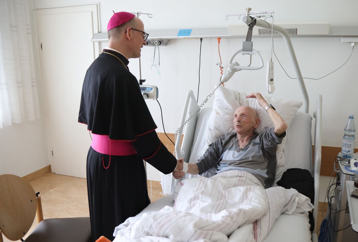 2925/0739 Kiliani Bischof besucht Palliativstation Schweinfurt_59999