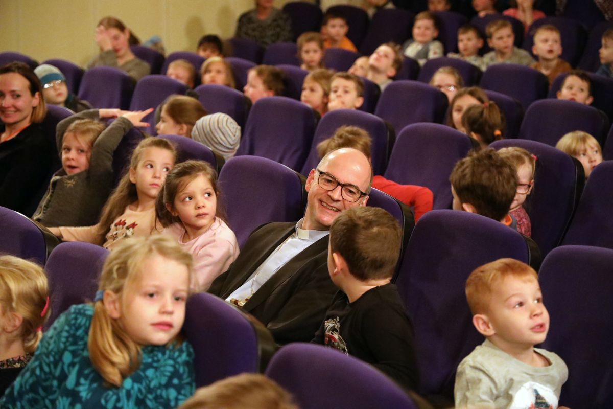 Viel Spaß hatten Bischof Dr. Franz Jung und rund 130 Vorschulkinder plus Erzieher beim gemeinsamen Ansehen des Kinofilms der Augsburger Puppenkiste über die Weihnachtsgeschichte im Bad Neustädter Rex-Kino und dem Austausch hinterher.  Viel Spaß hatten Bischof Dr. Franz Jung und rund 130 Vorschulkinder plus Erzieher beim gemeinsamen Ansehen des Kinofilms der Augsburger Puppenkiste über die Weihnachtsgeschichte im Bad Neustädter Rex-Kino und dem Austausch hinterher.