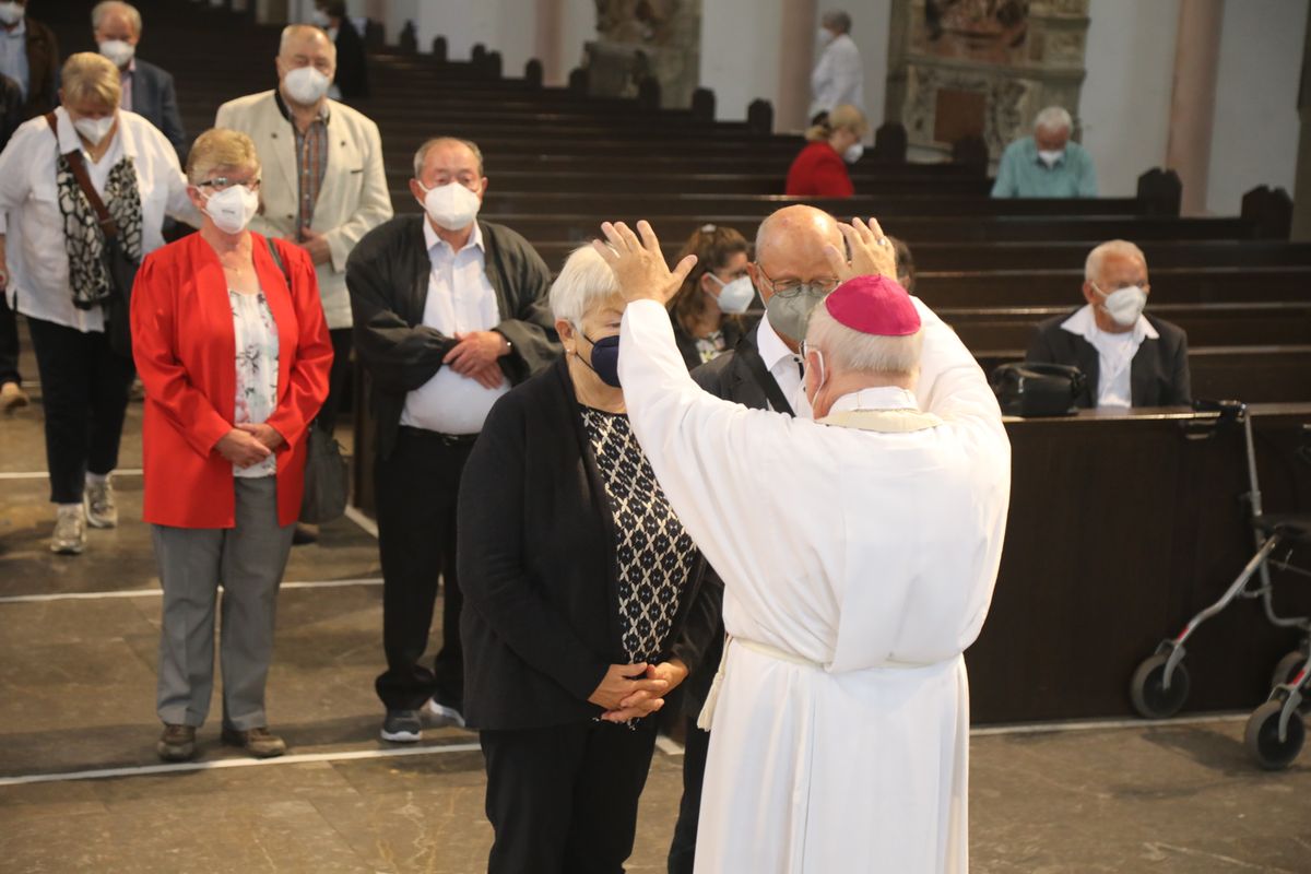 2621/0609 Ehejubilare Weihbischof Boom_27493 Weihbischof Boom und weiteren Priester und Diakone weihen Ehejubilare, die ihr goldenes, diamantenes oder eisernes Ehejubiläum feiern.