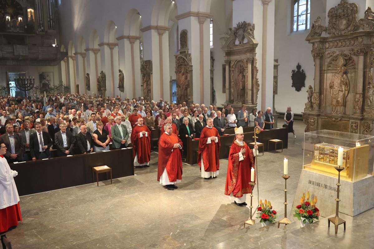 Mit rund 800 Personen feierte Bischof Dr. Franz Jung am Montagabend, 8. Juli, einen Kiliani-Pontifikalgottesdienst für Räte und Politiker. Eine Begegnung auf dem Kiliansplatz schloss sich an.