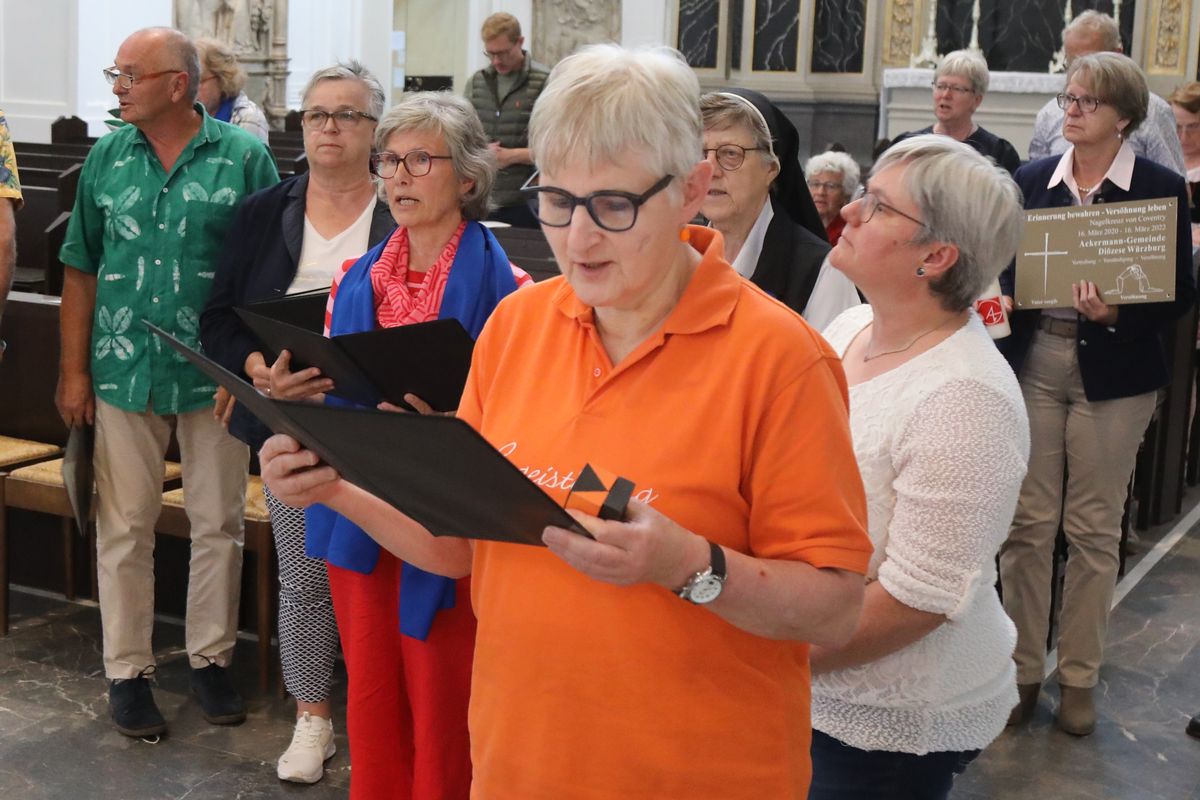 Vertreterinnen und Vertreter der Verbände brachten symbolische Gaben vor den Altar.