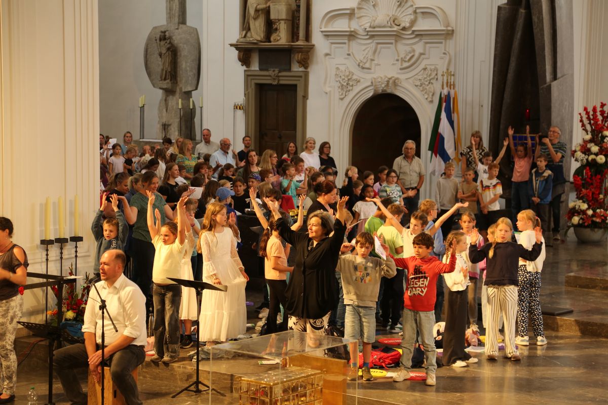 Über 1400 Kinder und ihre Begleiter sind am Montagvormittag, 7. Juli 2025, zum Gottesdienst für Erstkommunionkinder mit Bischof Dr. Franz Jung in den Würzburger Kiliansdom gekommen. 
