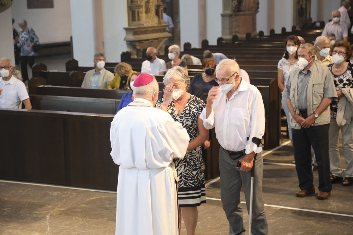 2621/0622 - Ehejubilare Gold mit Weihbischof Ulrich Boom_27883 Weihbischof Ulrich Boom feierte am Montagnachmittag, 26. Juni, einen Gottesdienst für Ehepaare, die 2020 oder 2021 ihr goldenes, diamantenes oder eisernes Ehejubiläum hatten. Im Anschluss konnten sich die Paare segnen lassen.