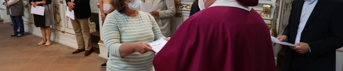 2721/0642 Umweltauditor(inn)en_28354 Bei einem ökumenischen Gottesdienst im Würzburger Neumünster überreichten Regionalbischöfin Gisela Bornowski und Dompfarrer Stefan Gessner die Zertifikate an die neuen kirchlichen Umweltauditorinnen und -auditoren.