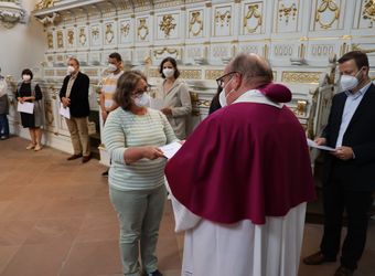 2721/0642 Umweltauditor(inn)en_28354 Bei einem ökumenischen Gottesdienst im Würzburger Neumünster überreichten Regionalbischöfin Gisela Bornowski und Dompfarrer Stefan Gessner die Zertifikate an die neuen kirchlichen Umweltauditorinnen und -auditoren.
