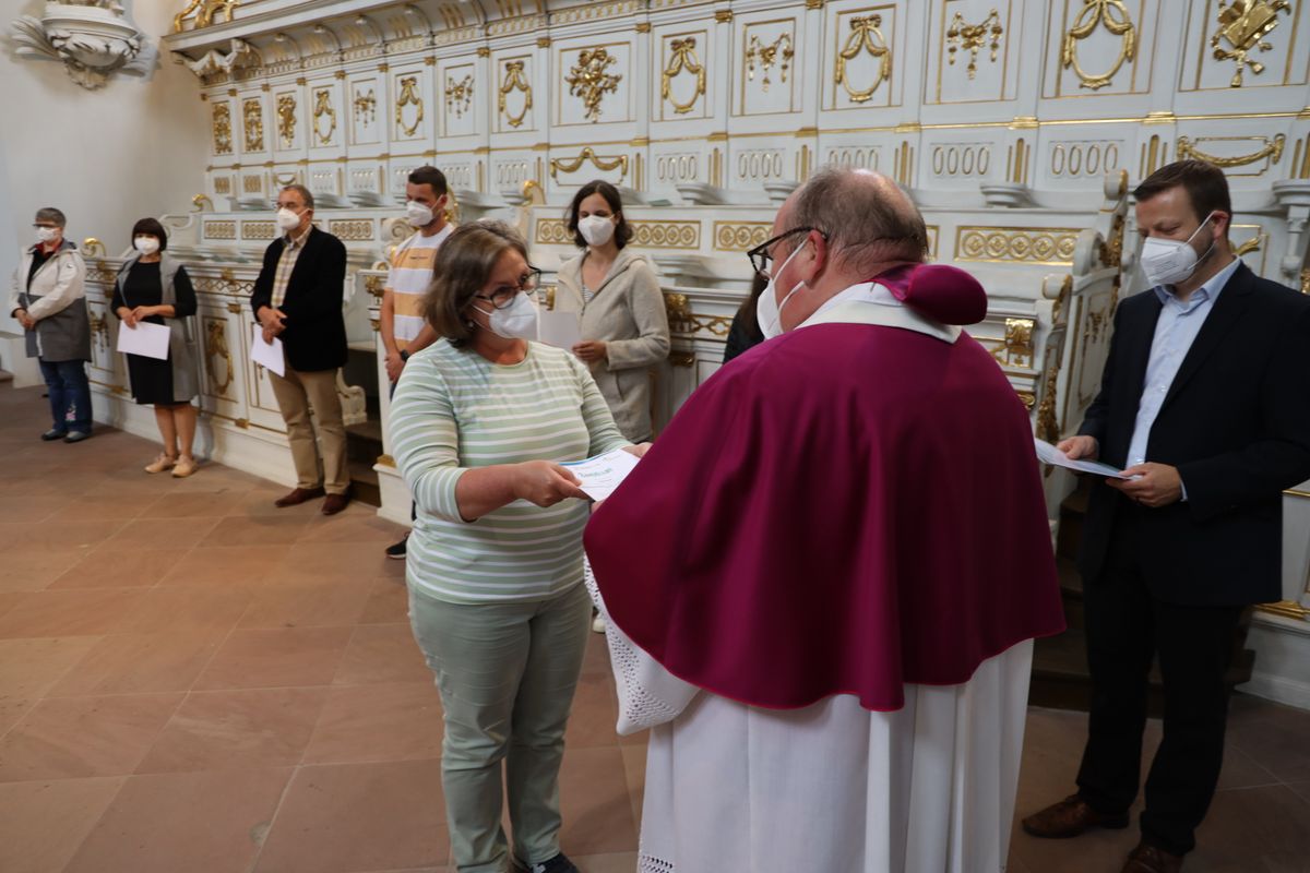 2721/0642 Umweltauditor(inn)en_28354 Bei einem ökumenischen Gottesdienst im Würzburger Neumünster überreichten Regionalbischöfin Gisela Bornowski und Dompfarrer Stefan Gessner die Zertifikate an die neuen kirchlichen Umweltauditorinnen und -auditoren.