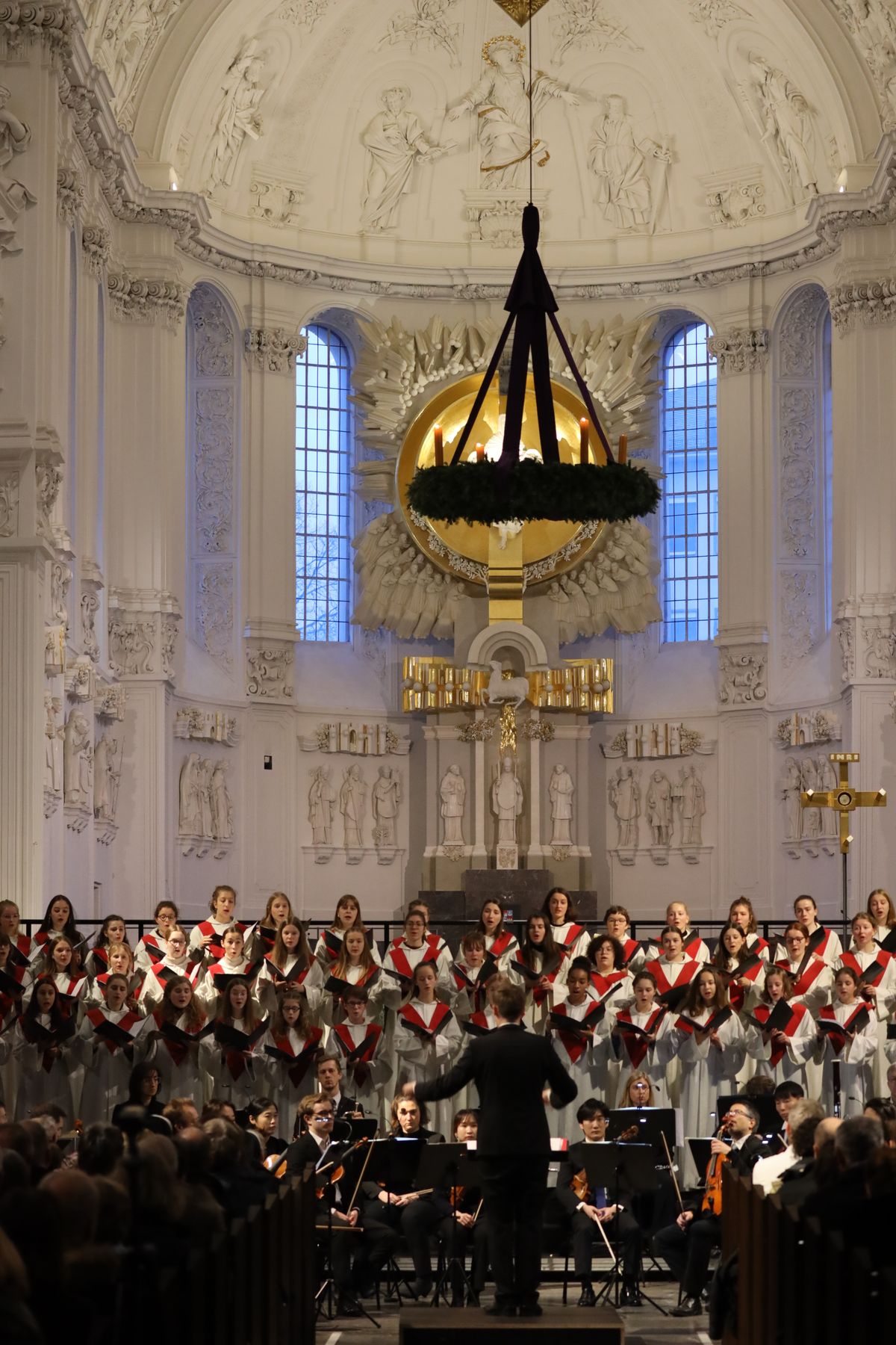 "Weihnachten traditionell" war das Konzert der Mädchenkantorei am Würzburger Dom und des Orchesters Camerata Würzburg unter der Leitung von Domkantor Alexander Rüth am dritten Adventssonntag, 15. Dezember, überschrieben.  "Weihnachten traditionell" war das Konzert der Mädchenkantorei am Würzburger Dom und des Orchesters Camerata Würzburg unter der Leitung von Domkantor Alexander Rüth am dritten Adventssonntag, 15. Dezember, überschrieben.