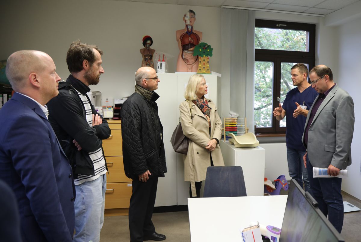 Intensive Einblicke in den Medizinischen Dienst des Klinikums Würzburg Mitte (von links): Regierungsdirektor Benjamin Kraus, Krankenpfleger André Spiegel, Bischof Dr. Franz Jung, Regierungspräsidentin Dr. Susanne Weizendörfer, Dr. Jonas Früh, Oberarz Intensive Einblicke in den Medizinischen Dienst des Klinikums Würzburg Mitte (von links): Regierungsdirektor Benjamin Kraus, Krankenpfleger André Spiegel, Bischof Dr. Franz Jung, Regierungspräsidentin Dr. Susanne Weizendörfer, Dr. Jonas Früh, Oberarzt für Innere Medizin/Pneumologie, und Dr. Jan Stumpner.