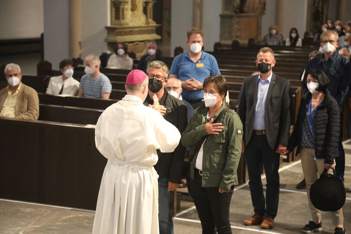 2721/0637-Dankgottesdienst für Ehejubilare mit Bischof Dr. Franz Jung_28319 Bischof Dr. Franz Jung hat am Mittwochabend, 30. Juni, einen Gottesdienst im Würzburger Kiliansdom gefeiert.