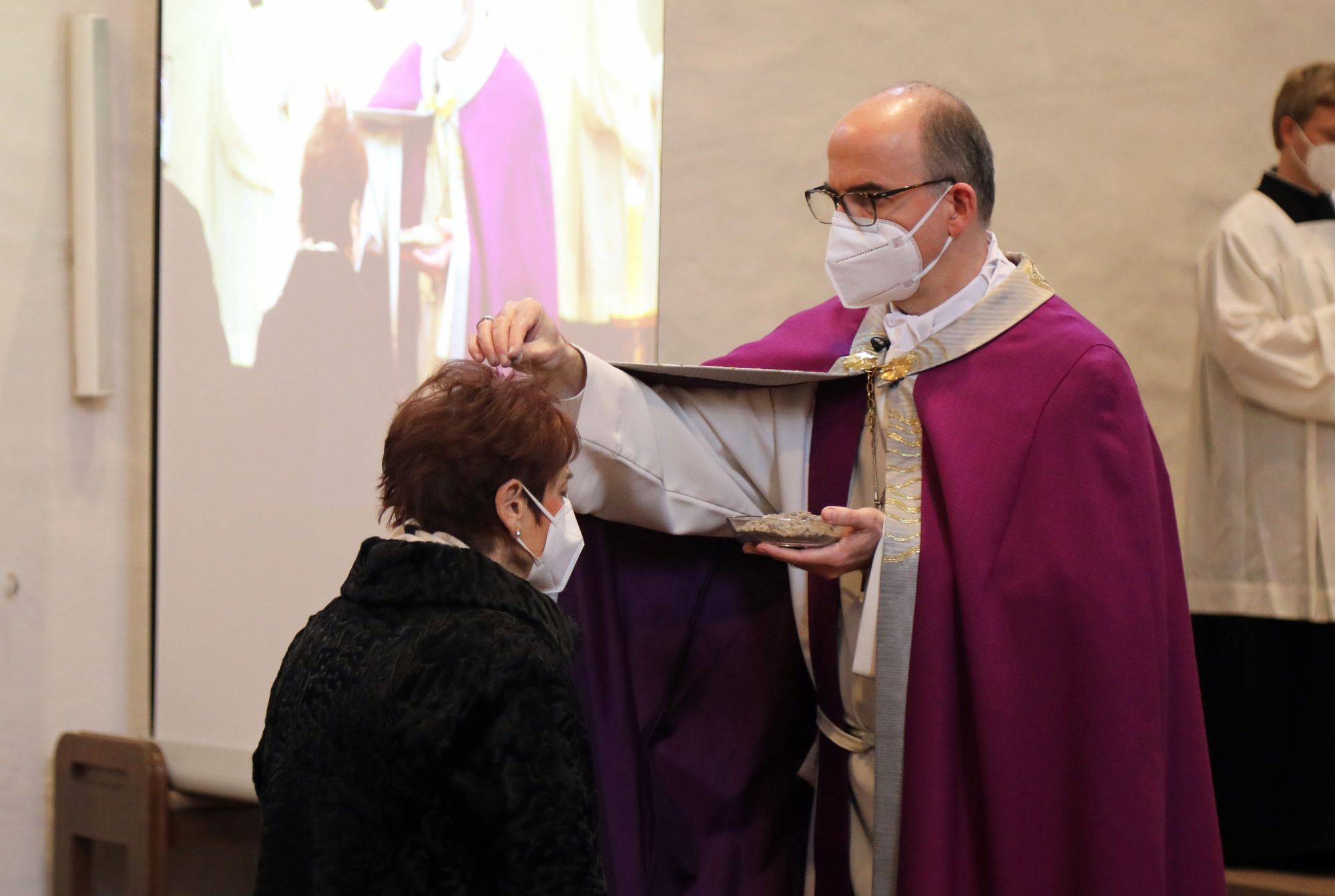 Bischof Dr. Franz Jung legte mit Weihbischof Ulrich Boom und Pfarrer Robert Borawski in der Franziskanerkirche das Aschenkreuz unter Coronabedingungen auf.