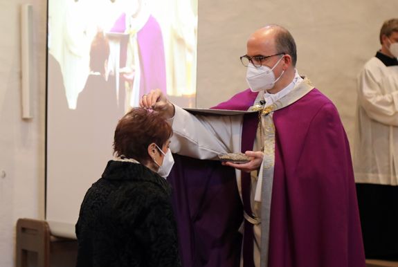Bischof Dr. Franz Jung legte mit Weihbischof Ulrich Boom und Pfarrer Robert Borawski in der Franziskanerkirche das Aschenkreuz unter Coronabedingungen auf.