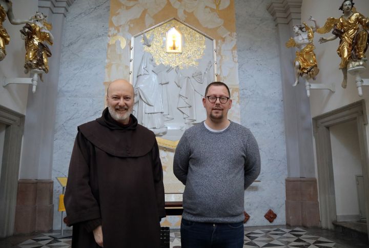 Stephan Römmelt (rechts) aus Würzburg will sich am Ostermontag taufen lassen. Karmelitenpater Pater Michael Jakel begleitet ihn bei der Vorbereitung auf die Sakramente.