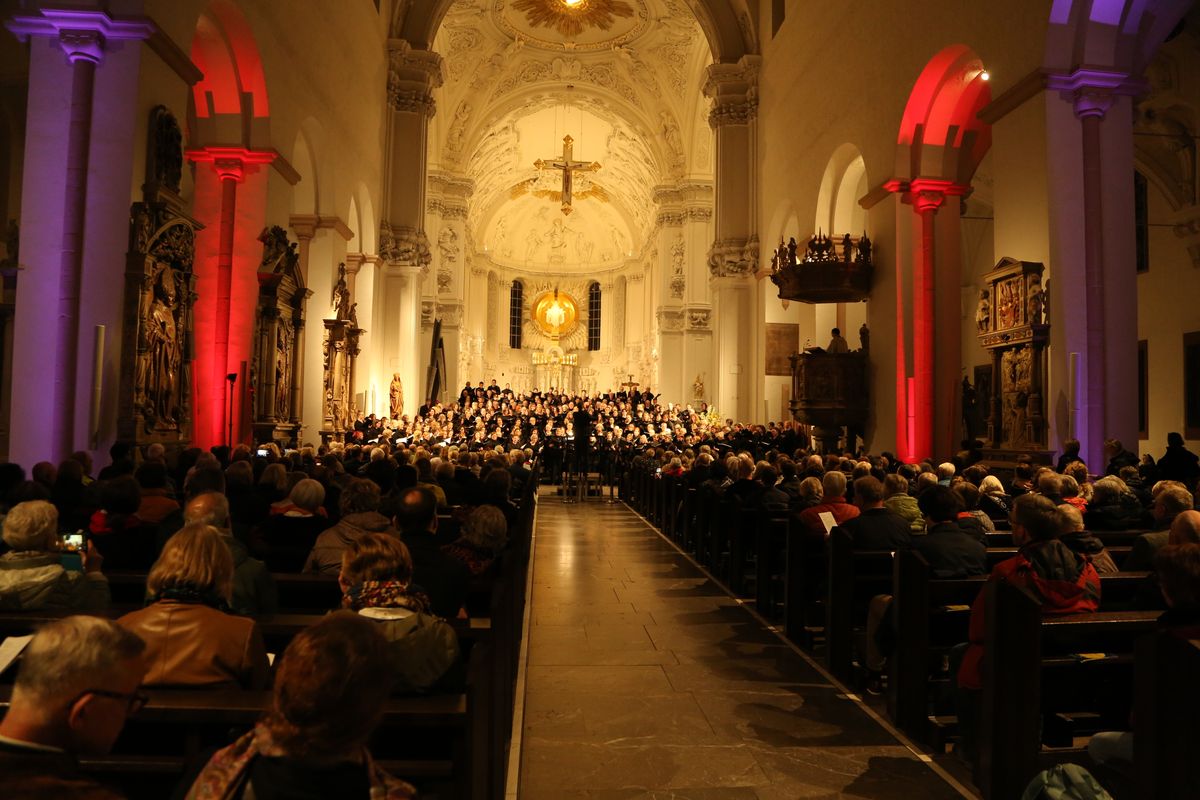 Ein Gemeinschaftschor aus mehreren Würzburger Chören gestaltete unter der Leitung von Domkapellmeister Alexander Rüth und Kirchenmusikdirektor Christian Heidecke zwei musikalische Abendgebete im Kiliansdom.