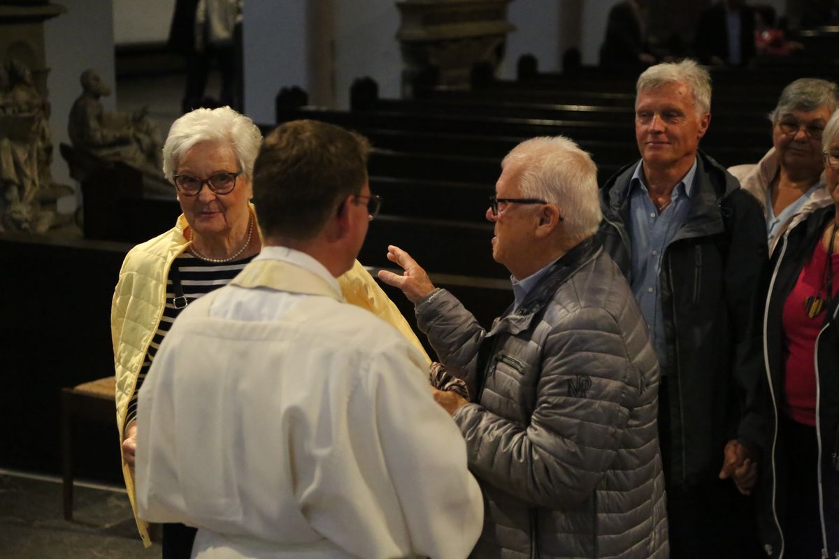 Bischof Dr. Franz Jung hat am Donnerstagnachmittag, 4. Juli, mit etwa 320 Paaren im Kiliansdom ihr goldenes oder diamantenes Ehejubiläum gefeiert.