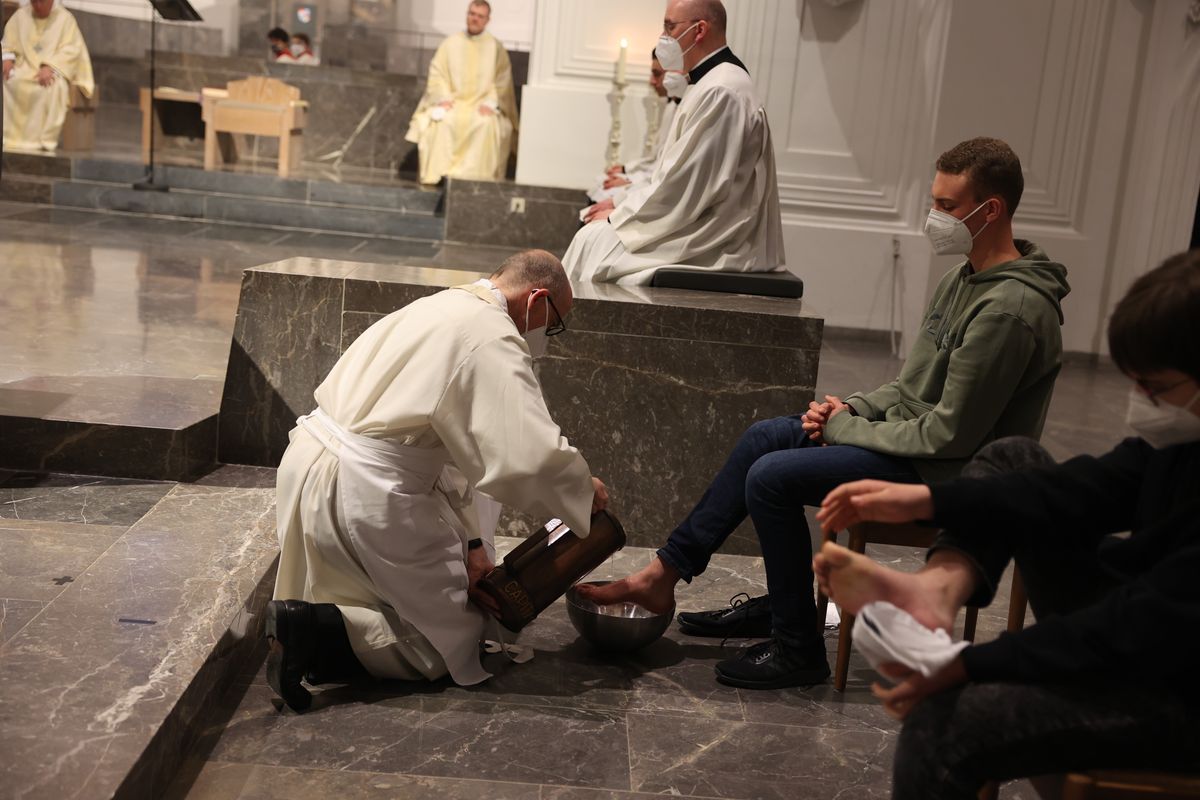 Mit der Messe vom Letzten Abendmahl am Gründonnerstag, 14. April, hat Bischof Dr. Franz Jung im Würzburger Kiliansdom die drei österlichen Tage vom Leiden und Sterben, von der Grabesruhe und der Auferstehung des Herrn eröffnet.