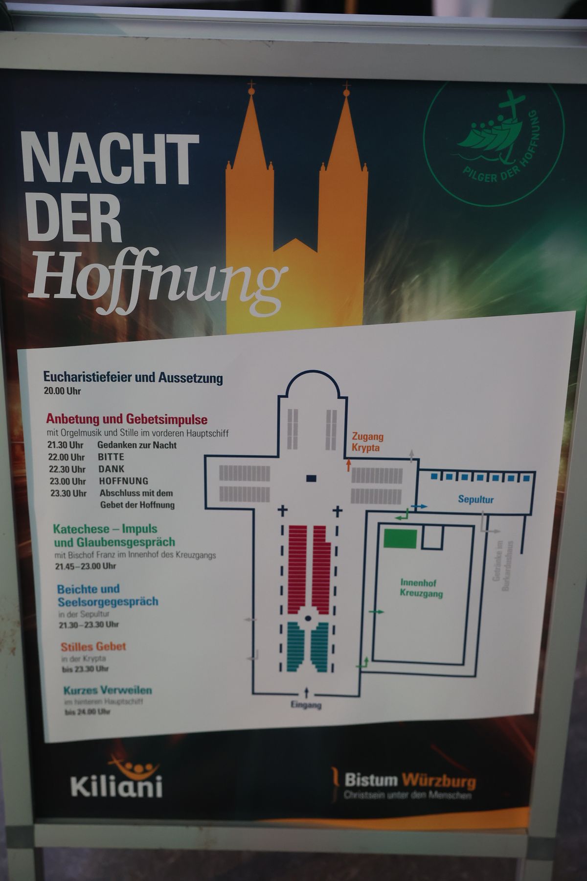 Die "Nacht der Hoffnung" am Samstagabend, 13. Juli, der Kiliani-Wallfahrtswoche lud zu Besinnung, Gebet und Kraftschöpfen in den Kiliansdom ein. Viele Passanten nutzten das Angebot, das um Mitternacht endete.