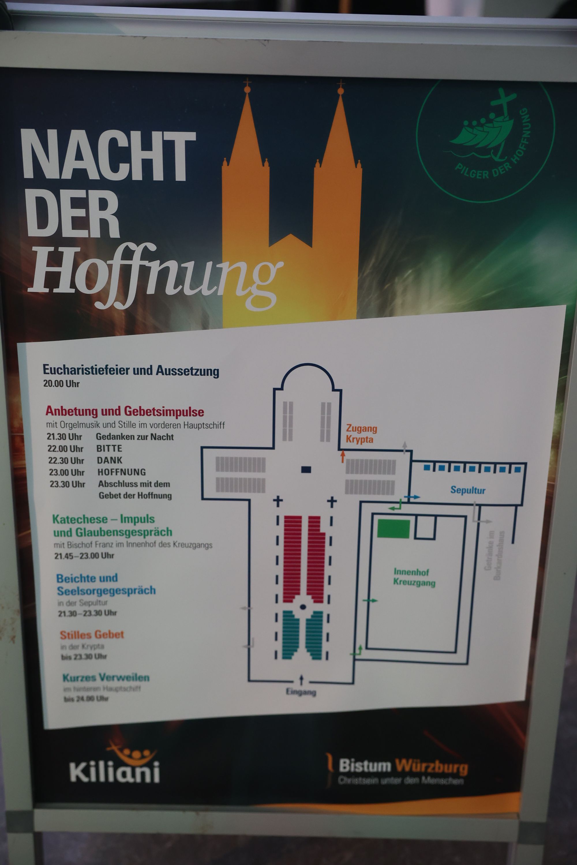 Die "Nacht der Hoffnung" am Samstagabend, 13. Juli, der Kiliani-Wallfahrtswoche lud zu Besinnung, Gebet und Kraftschöpfen in den Kiliansdom ein. Viele Passanten nutzten das Angebot, das um Mitternacht endete. Die "Nacht der Hoffnung" am Samstagabend, 13. Juli, der Kiliani-Wallfahrtswoche lud zu Besinnung, Gebet und Kraftschöpfen in den Kiliansdom ein. Viele Passanten nutzten das Angebot, das um Mitternacht endete.