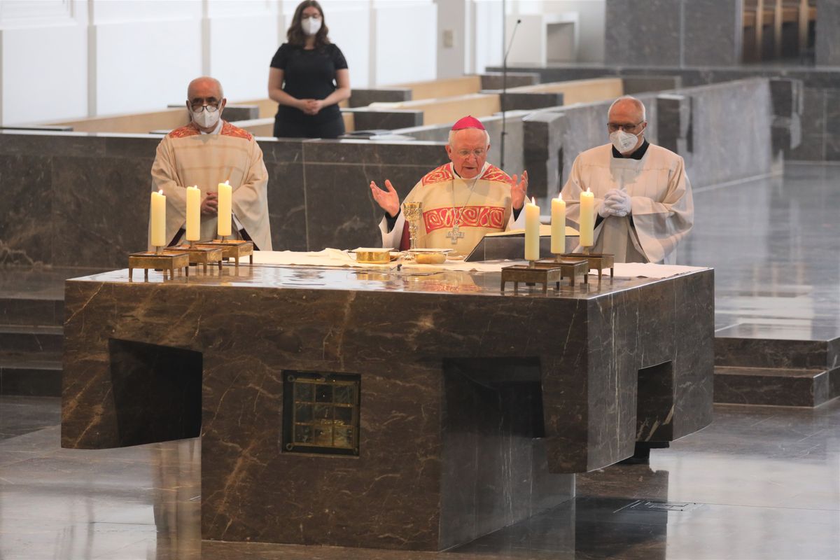 Mit rund 110 Ehepaaren aus der ganzen Diözese hat Weihbischof Ulrich Boom am Mittwochnachmittag, 23. Juni, einen Pontifikalgottesdienst gefeiert. Eingeladen waren Ehejubilare, die in den Jahren 2020 und 2021 auf 50, 60 oder 65 gemeinsame Jahre zurückblicken.