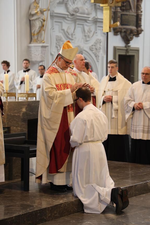 Unter Handauflegung und Gebet weiht Bischof Dr. Franz Jung Bertram Ziegler (rechts) zum Diakon.